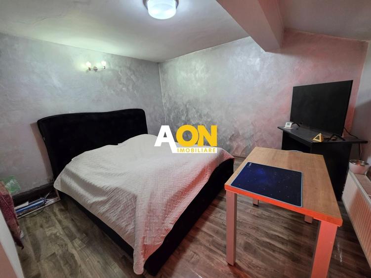 Casă individuală cu 8 camere cu Canalizare în Central