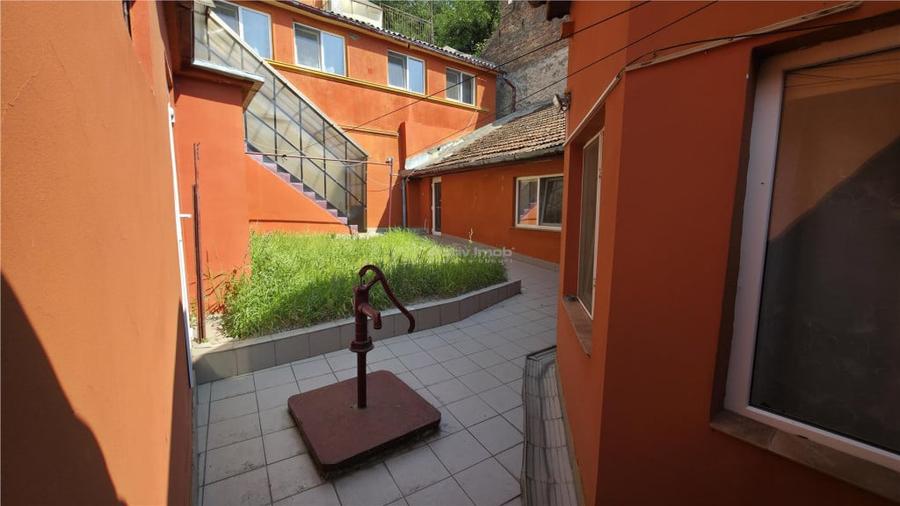 Casă cu 8 camere cu Teren 432 Mp în Central