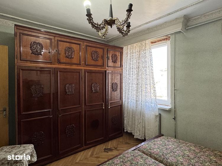 Apartament cu 5 camere decomandat în Nicolae Titulescu