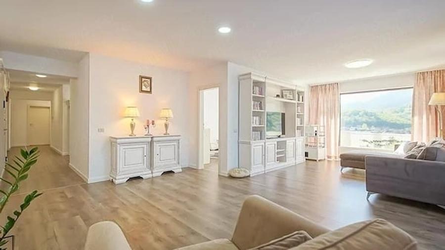 Apartament cu 5 camere decomandat în Noua
