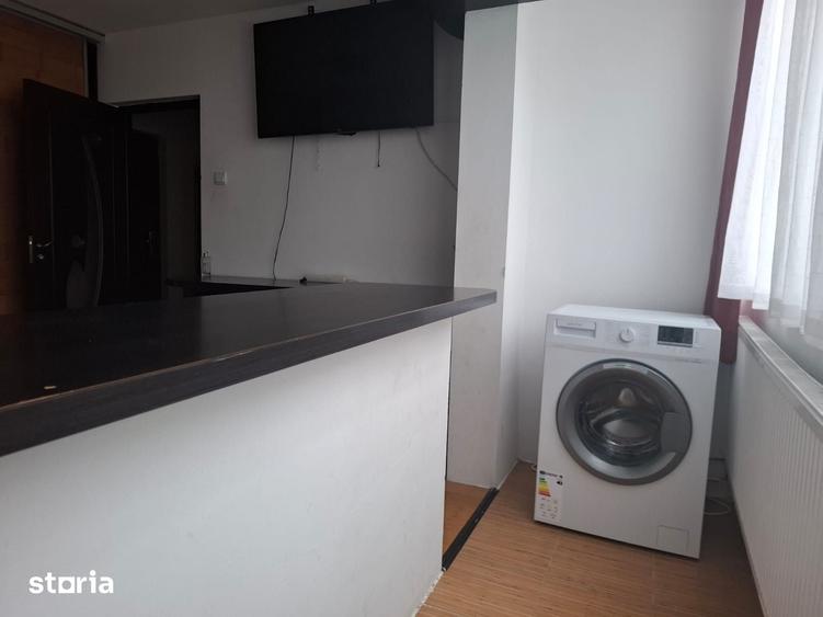 Apartament cu 3 camere semidecomandat în Podu Roș
