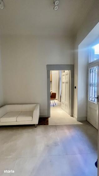 Apartament cu 3 camere semidecomandat în P-ța Victoriei