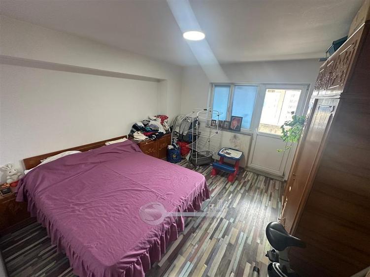 Apartament cu 4 camere decomandat în Nicolina