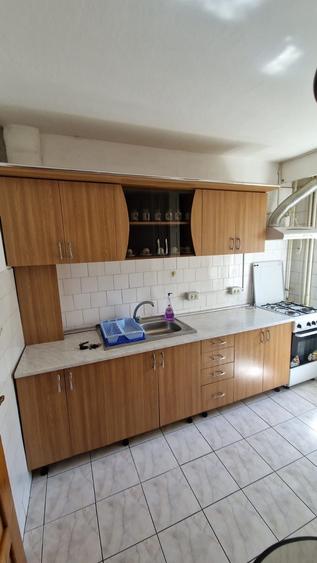 Apartament cu 3 camere decomandat în Confecții
