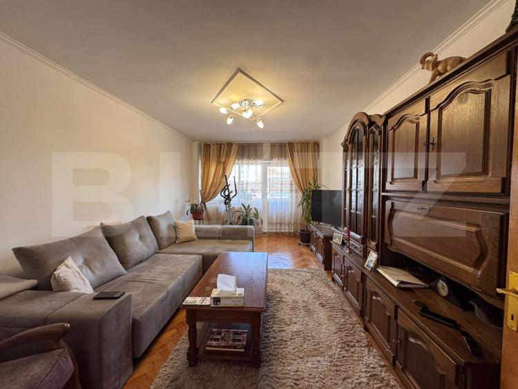 Apartament cu 3 camere decomandat în Micro 11
