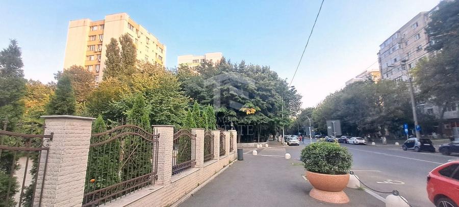 Apartament cu 3 camere decomandat în Berceni