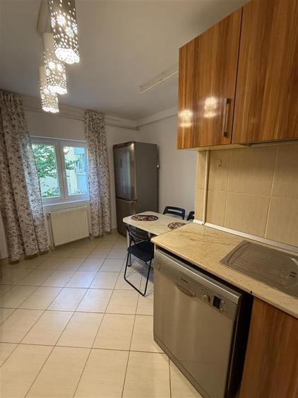 Apartament cu 3 camere decomandat, mobilat în Tei