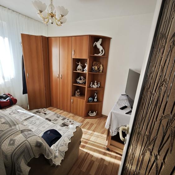 Apartament cu 3 camere semidecomandat în Exterior Vest