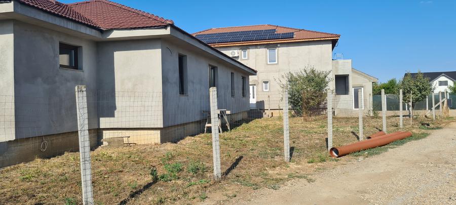 Casă individuală cu 4 camere cu Canalizare în Episcopia Bihorului