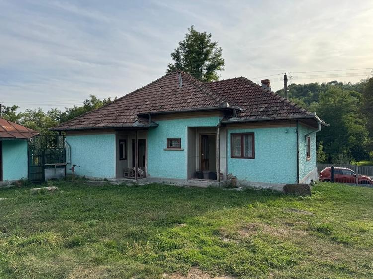 Casă cu 4 camere cu Teren 2224 Mp în Central