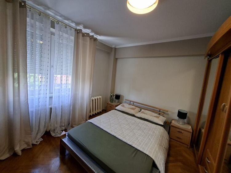 Apartament cu 3 camere decomandat, mobilat în Centrul Bancar