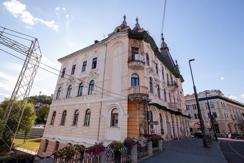 Apartament cu 4 camere decomandat în Central