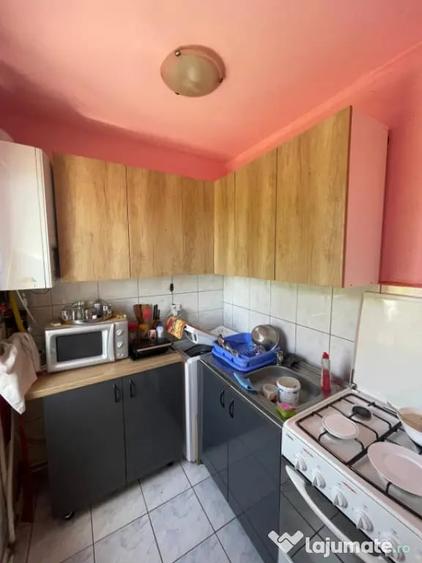 Apartament cu 3 camere semidecomandat în Central