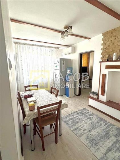 Apartament cu 3 camere semidecomandat în Milcov