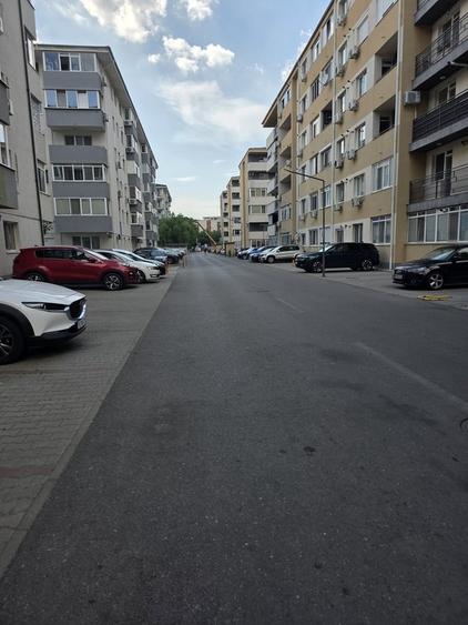 Apartament cu 3 camere decomandat în Berceni