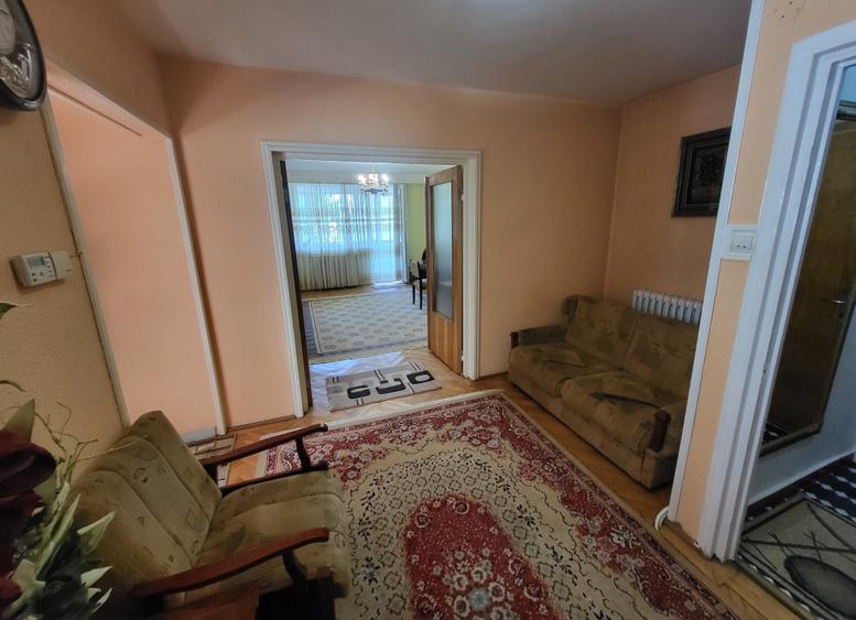 Apartament cu 3 camere decomandat în Central
