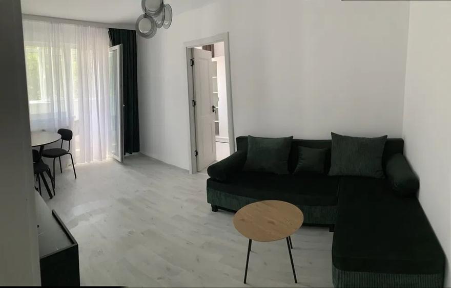 Apartament cu 3 camere semidecomandat, mobilat în Universitate
