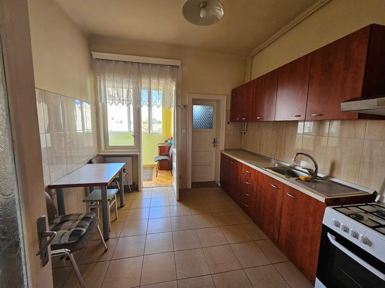 Dau in chirie apartamen 3 camere - 1