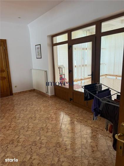 Casă cu 6 camere cu Teren 52000 Mp în Supur