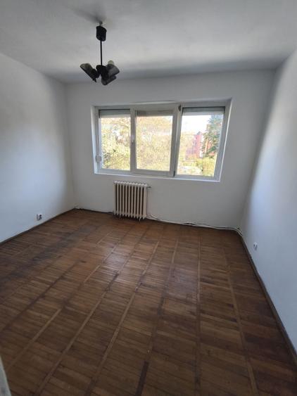 Apartament cu 3 camere semidecomandat în Govândari