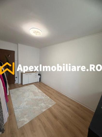 Apartament cu 3 camere semidecomandat în Berceni