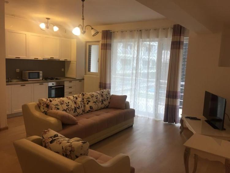Apartament cu 4 camere, mobilat în Băneasa
