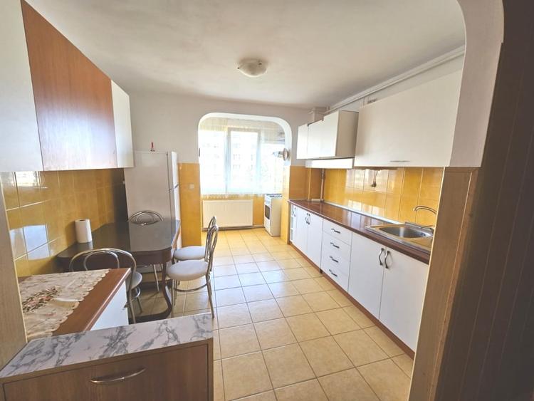Apartament cu 3 camere decomandat, mobilat în Centrul Civic