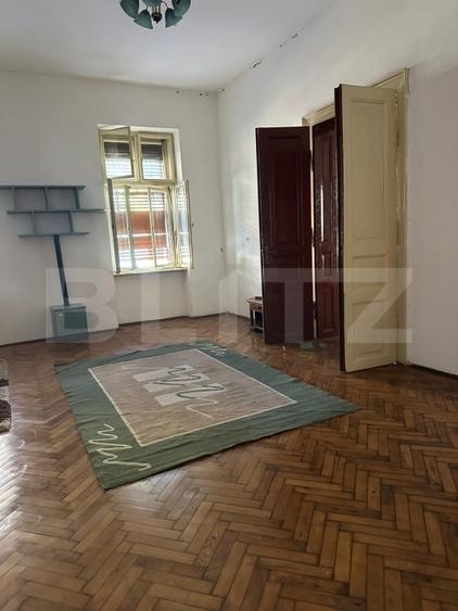 Casă individuală cu 8 camere cu Canalizare în Central