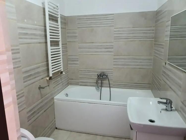 Apartament cu 3 camere decomandat, mobilat în Titan