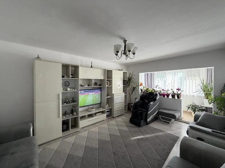 Apartament cu 4 camere decomandat în Central