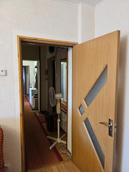 Apartament cu 4 camere decomandat în Tei