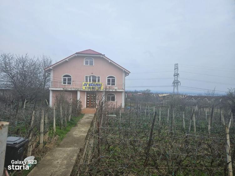 Casă cu 4 camere cu Teren 15000 Mp în Galata