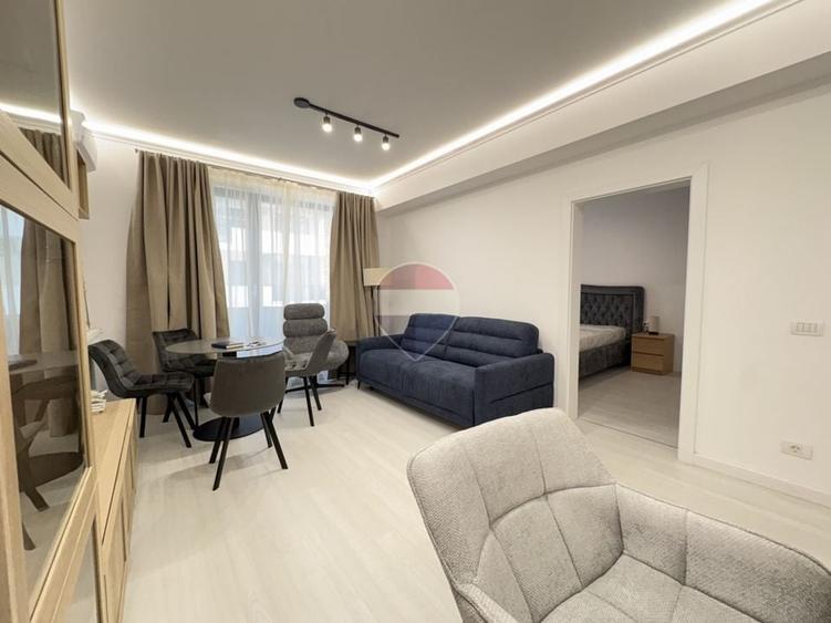 Apartament cu 2 camere semidecomandat, mobilat în Central