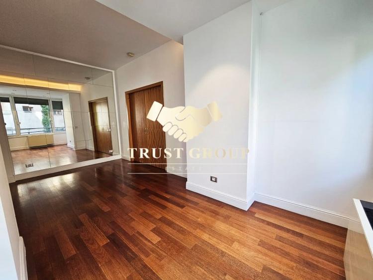 Apartament cu 3 camere semidecomandat, mobilat în Arcul de Triumf