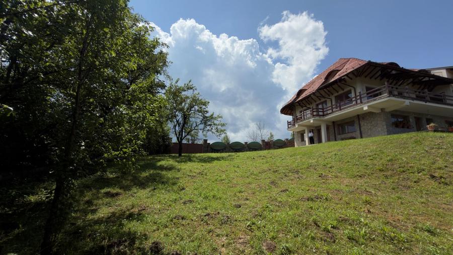 Casă individuală cu 10 camere cu Canalizare în Central