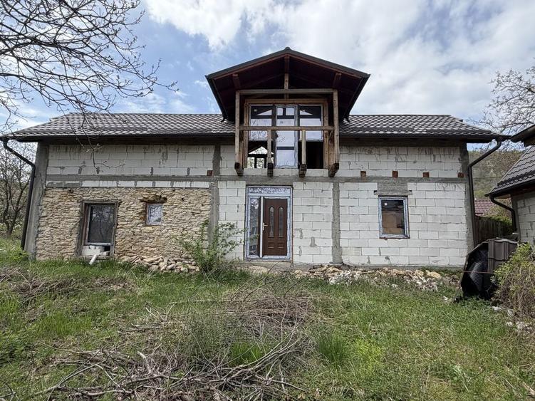 Casă cu 4 camere în Moldovenești