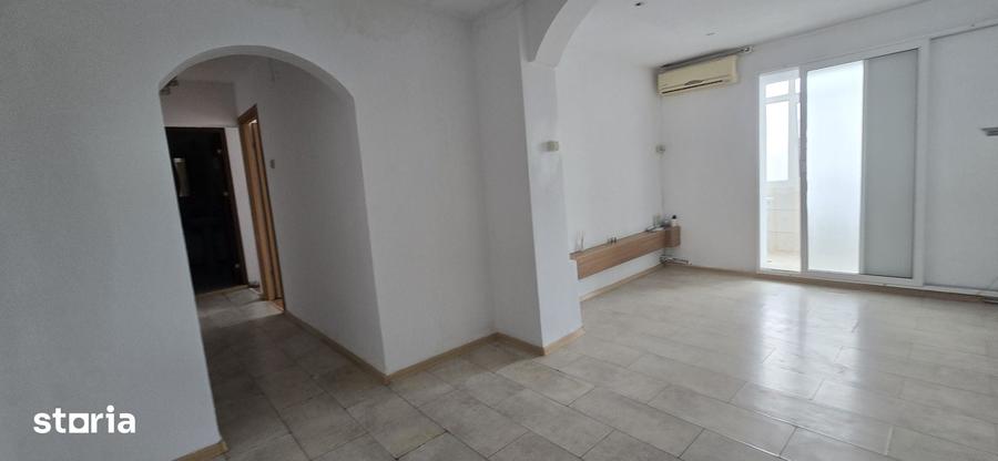 Apartament cu 3 camere în Micro 6