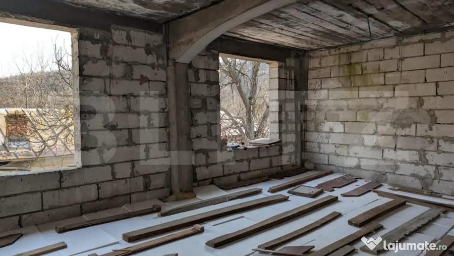 Casă cu 7 camere cu Teren 1656 Mp în Central