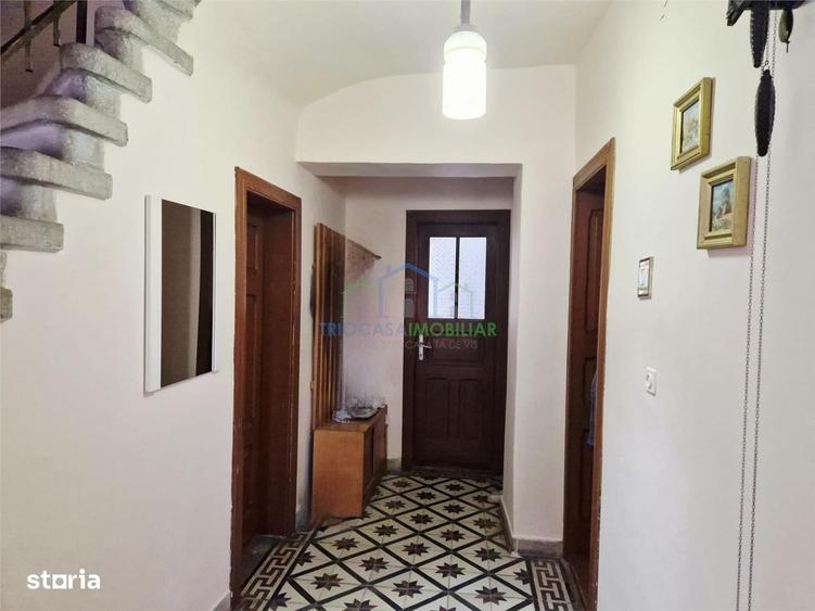 Casă cu 4 camere în Ungureni
