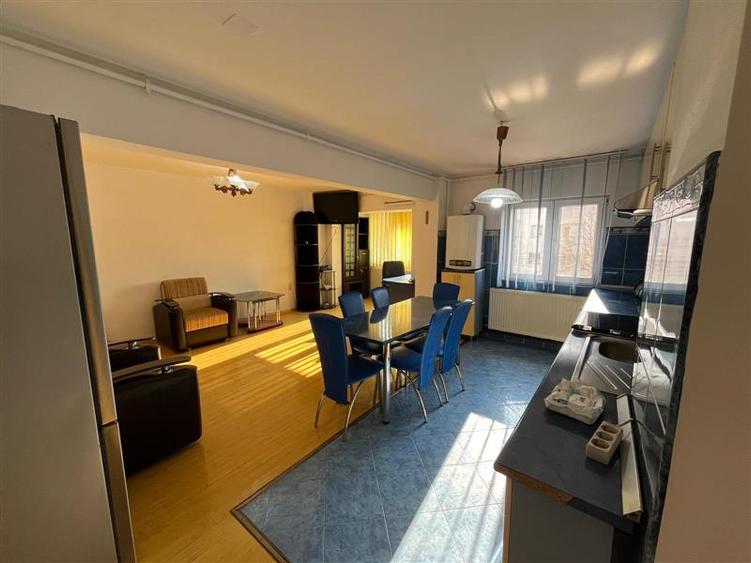 Apartament cu 3 camere decomandat, mobilat în Est