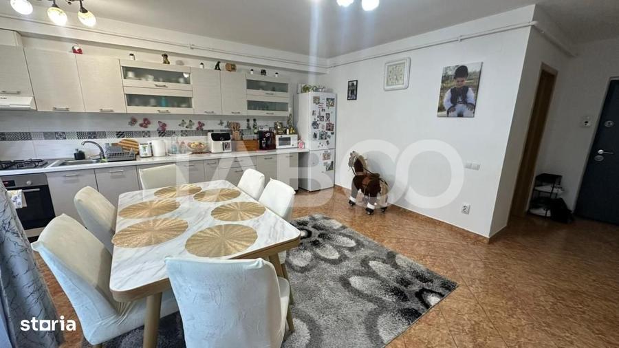Apartament cu 3 camere decomandat în Roșia