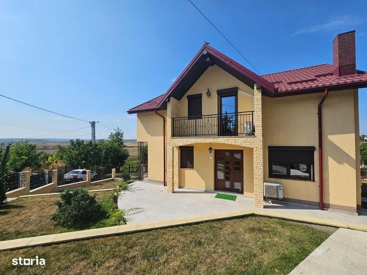 Casă cu 4 camere cu Teren 500 Mp în Lețcani