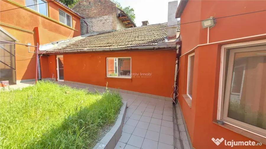 Casă cu 8 camere cu Teren 432 Mp în Central