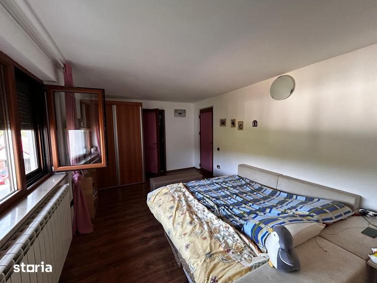 Casă cu 5 camere cu Teren 3800 Mp în Plopu
