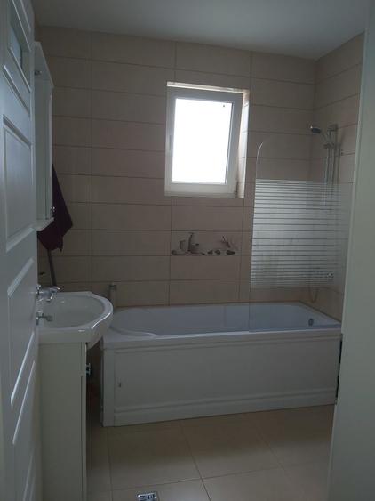 Apartament cu 3 camere decomandat în Florești