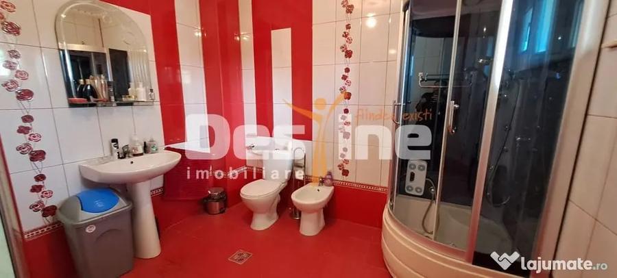 Casă cu 14 camere cu Teren 4000 Mp în Central
