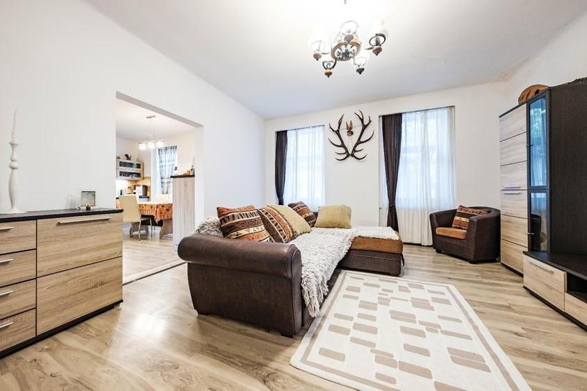 Apartament cu 3 camere semidecomandat, mobilat în Central