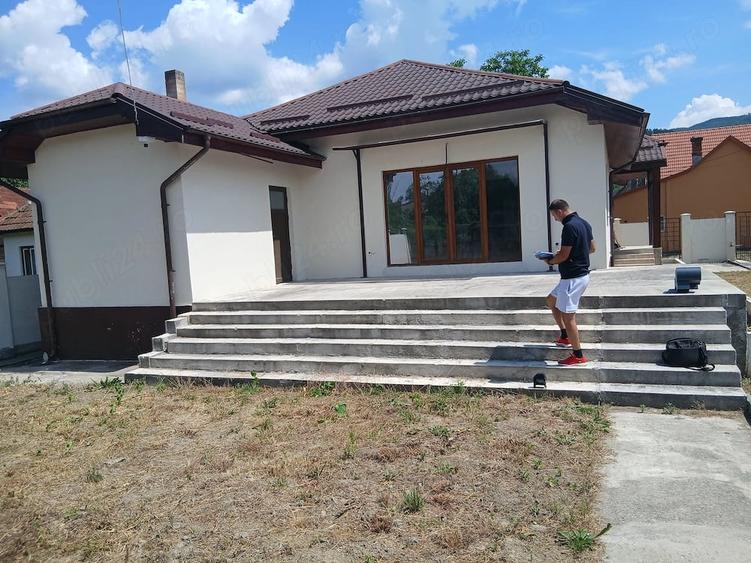 Casă cu 4 camere cu Teren 1000 Mp în Livadia