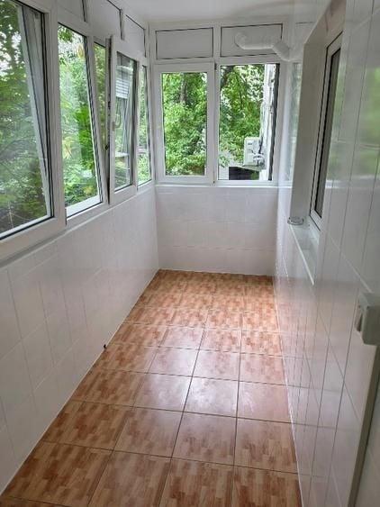 Apartament cu 3 camere semidecomandat, mobilat în Băneasa