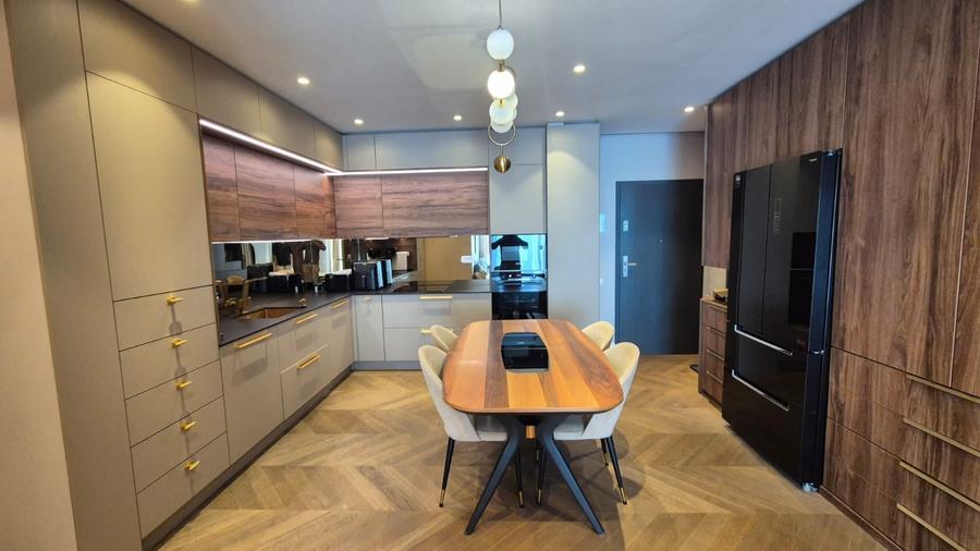 Apartament cu 3 camere decomandat, mobilat în Sisești